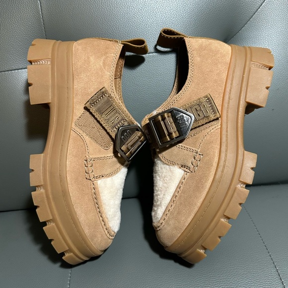 Brown new UGG platforms - Picture 7 of 8